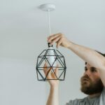 Uomo che cambia una lampadina